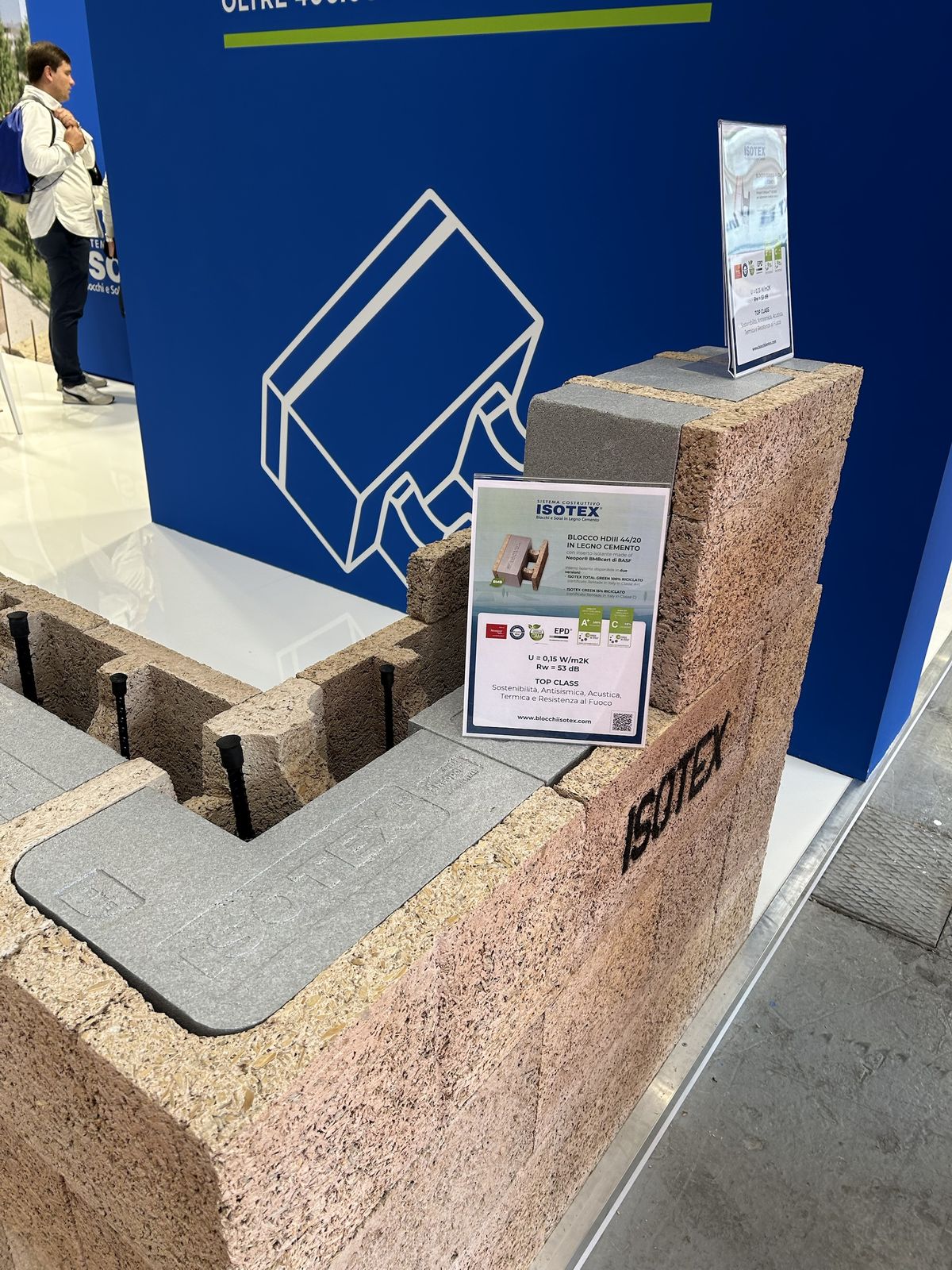 Il blocco Isotex in legno cemento con isolante: U = 0,15 W/m²K e Rw = 53 dB, dal cartello allo stand
