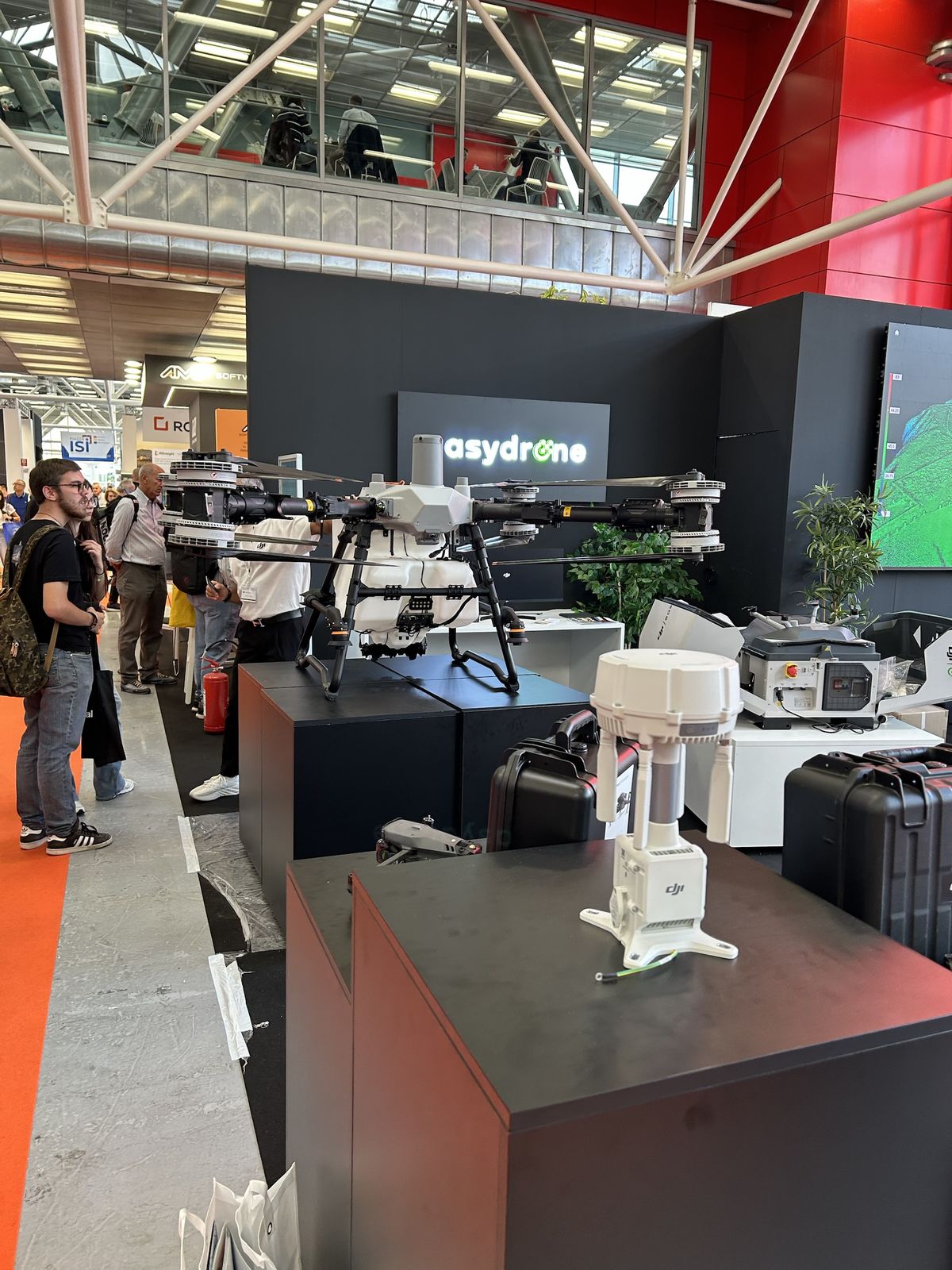 Un drone DJI di grandi dimensioni allo stand Easydrone