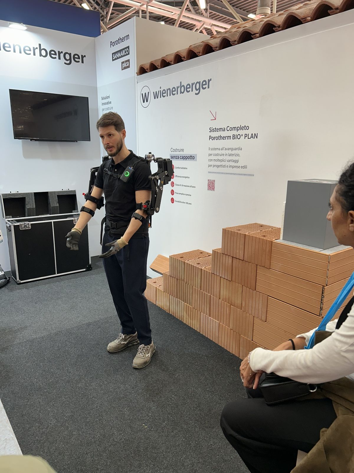 Un esoscheletro indossabile in dimostrazione allo stand Wienerberger