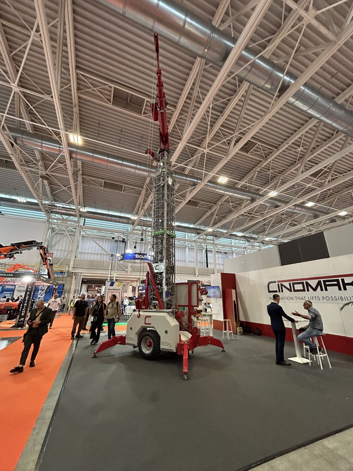 La minigru di Cinomak: torre reticolare, zavorre da 800 kg e stabilizzatori, tutto su un rimorchio