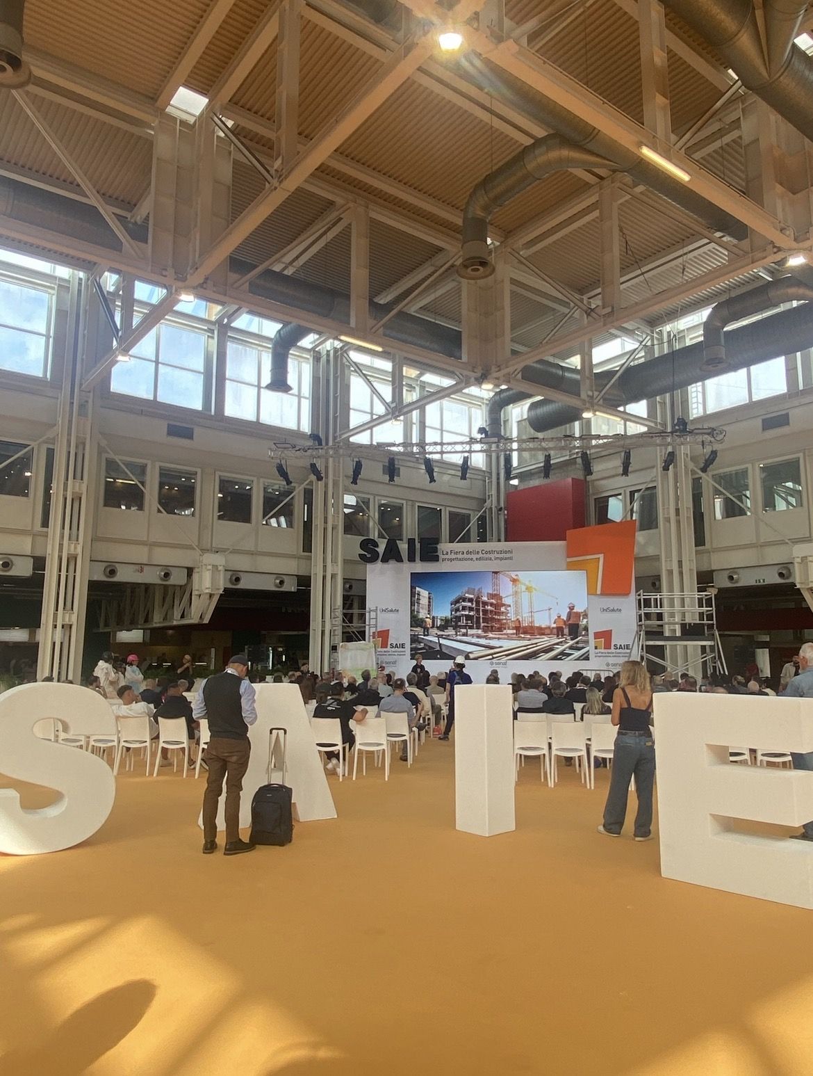 Il palco centrale, con le lettere giganti davanti all'area degli incontri
