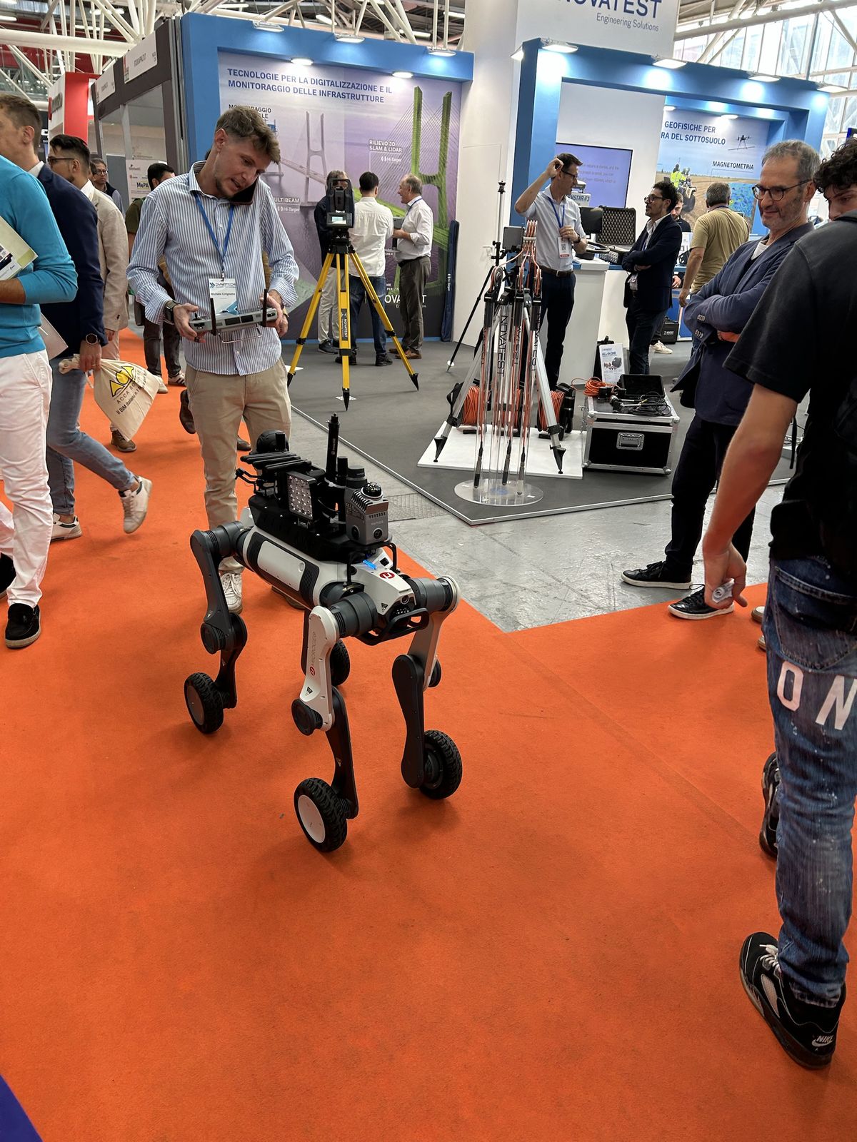 Un robot quadrupede con sensori di rilievo, guidato a radiocomando in mezzo al corridoio